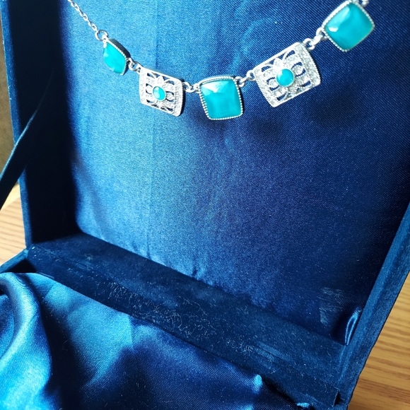 Liz Claiborne Silvertone Necklace w/Blue-ish Faux Stones and Faux Diamonds. - Picture 8 of 16